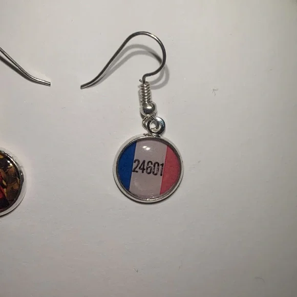 Musical-themed Earrings. - Picture 3 of 3